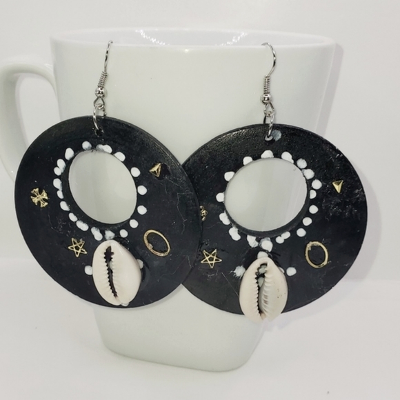 Handmade round wooden hoop earrings, round wooden and sea shell dangle earrings - Picture 5 of 6